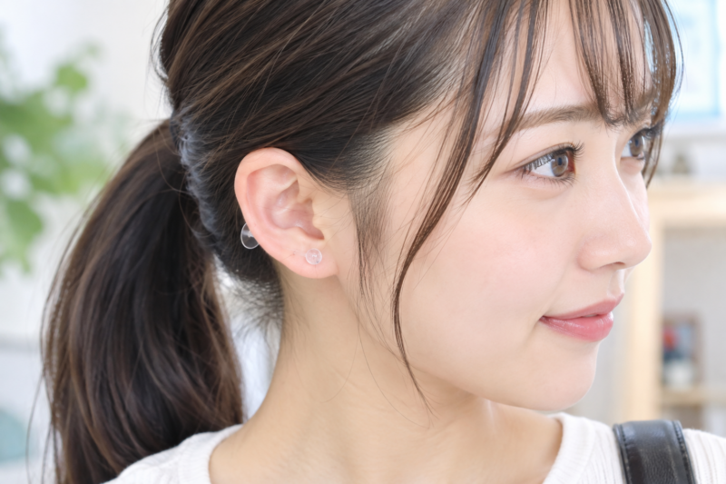 イオンで透明ピアスを探す女性の耳元