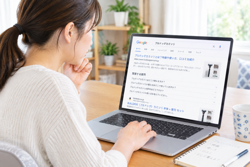ブルドッグカミソリの商品情報をネットで調べる女性