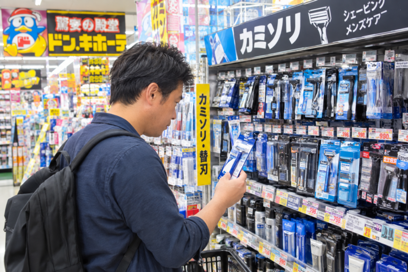 ドン・キホーテのカミソリ売り場でブルドッグを探す男性