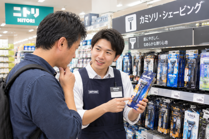 店員にブルドッグカミソリについて尋ねる男性